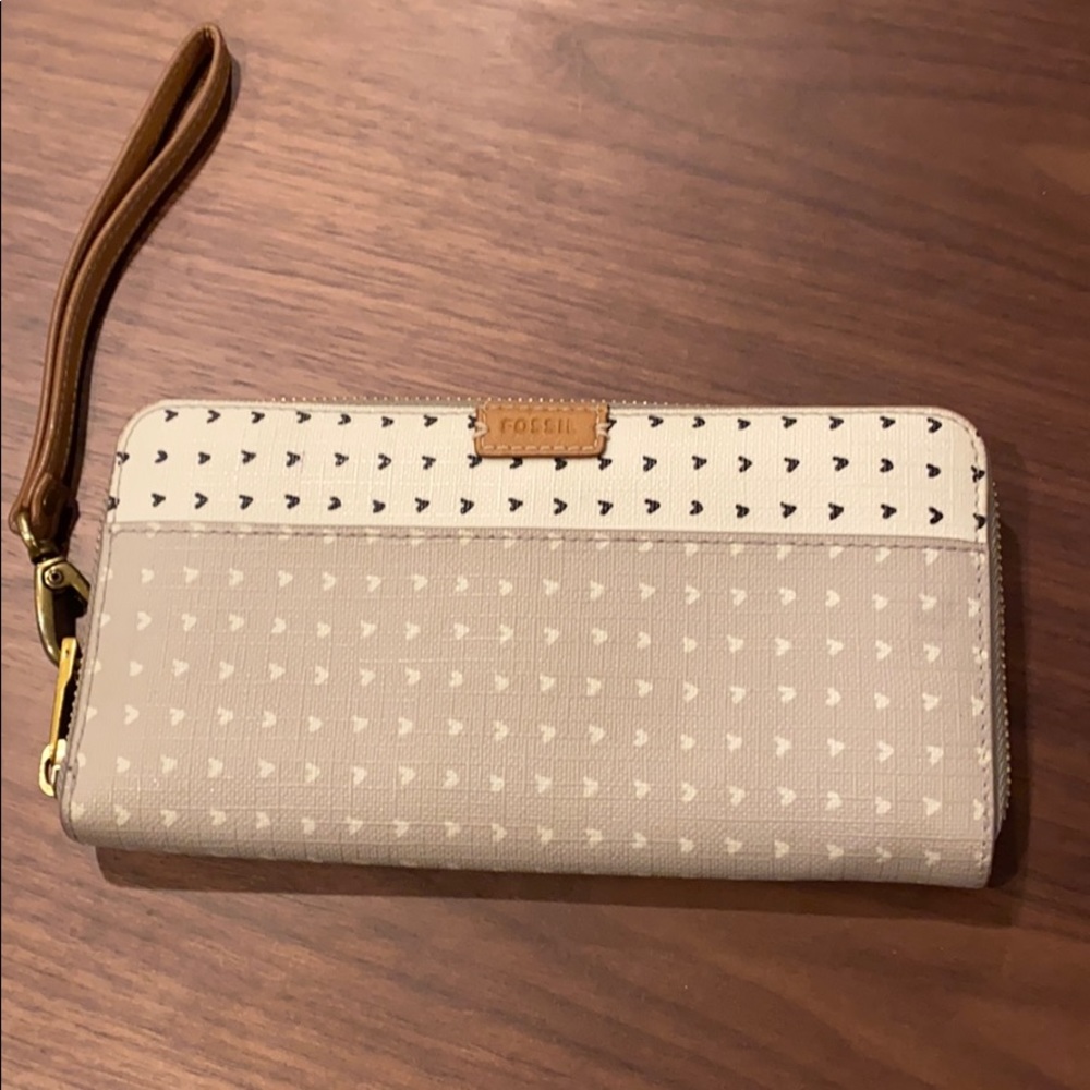 Fossil hearts large zip wallet